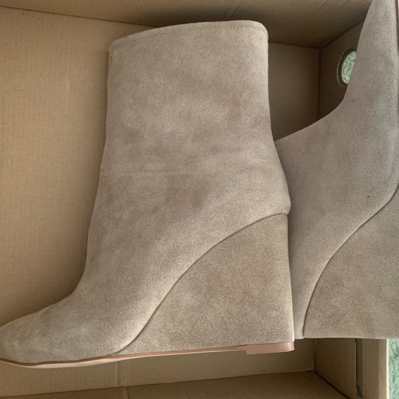 Boots - Picture 4 of 7